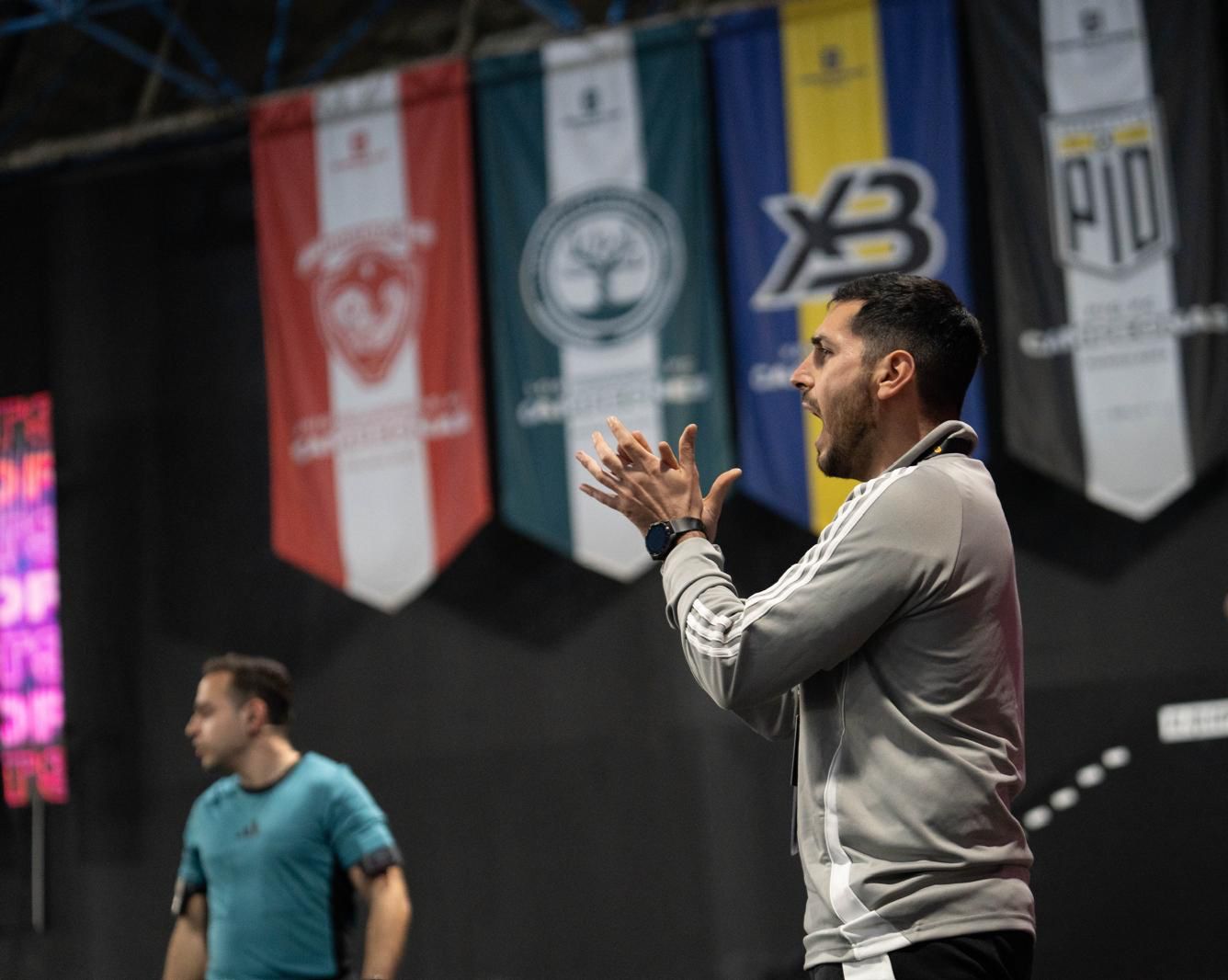Banderas de los equipos con los que ha trabajado Emanuel