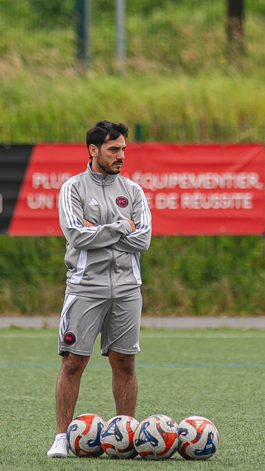 Emanuel Gumbau con pelotas en el campo de entrenamiento